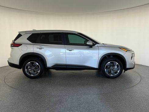 Used 2024 Nissan Rogue SV AWD/4WD image 2