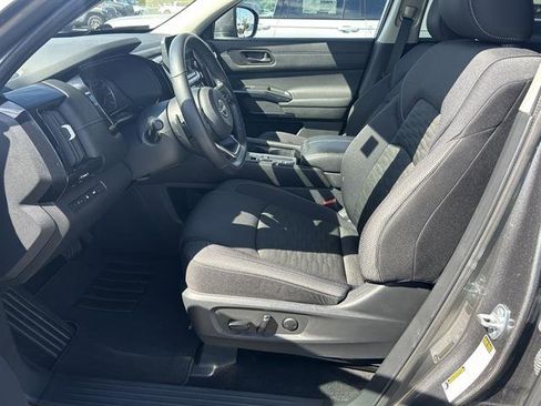 Used 2025 Nissan Pathfinder SV image 10