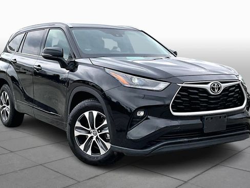 Used 2021 Toyota Highlander XLE image 3