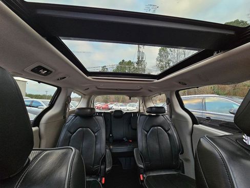 Used 2020 Chrysler Pacifica Limited image 44