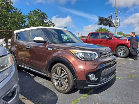 Used 2017 Kia Soul + image 3