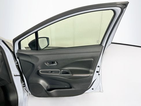 Used 2025 Nissan Versa SR FWD image 30