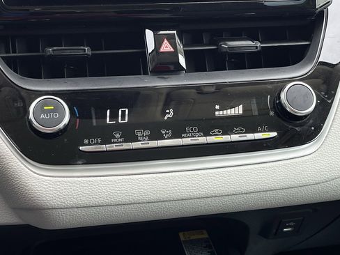 Used 2025 Toyota Corolla LE w/ LE Premium Package FWD image 18