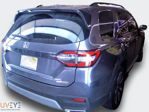 Used 2023 Honda Pilot Touring image 3