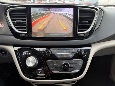 Used 2022 Chrysler Pacifica Touring-L FWD image 25