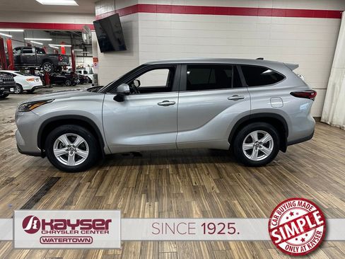 Used 2024 Toyota Highlander LE AWD/4WD image 2