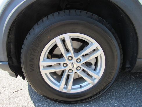 Used 2021 Ford Explorer XLT w/ Equipment Group 202A AWD/4WD image 11