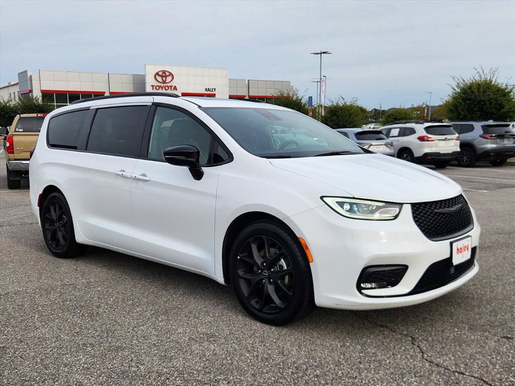 Used 2025 Chrysler Pacifica Limited FWD image 2