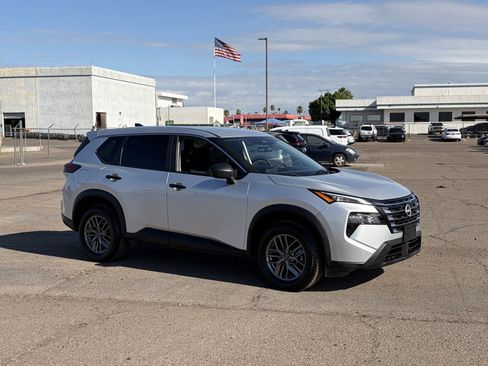 Used 2024 Nissan Rogue S image 8