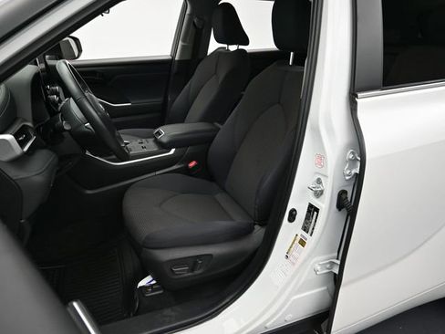 Used 2024 Toyota Highlander LE image 11