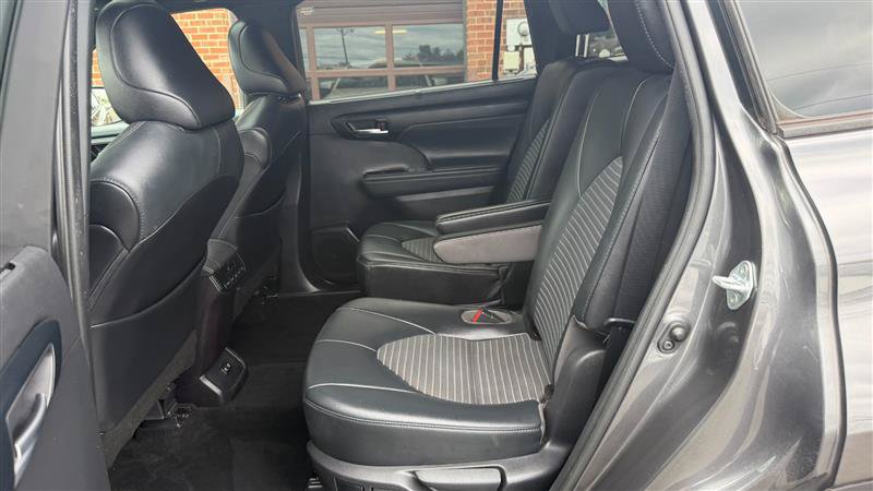 Used 2021 Toyota Highlander XSE FWD image 20
