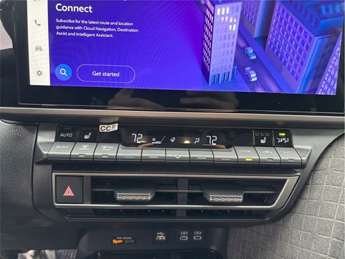 Used 2025 Toyota Camry XLE image 28