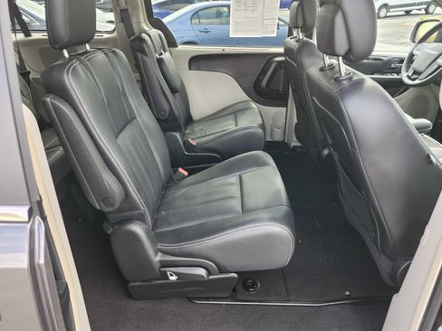 Used 2016 Chrysler Town & Country Touring-L image 20