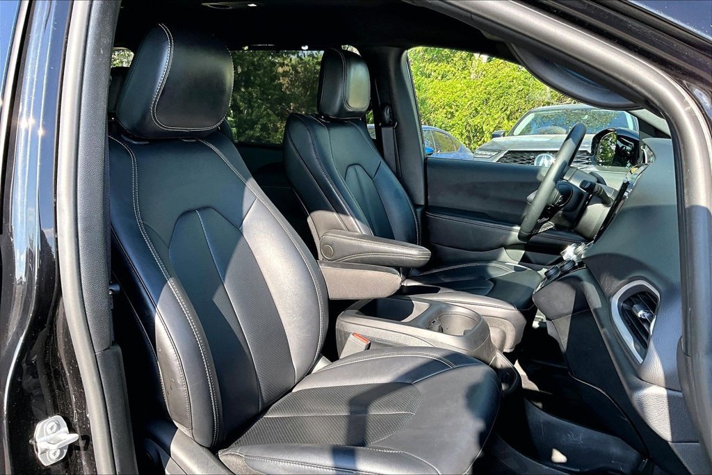Used 2025 Chrysler Pacifica Select FWD image 9