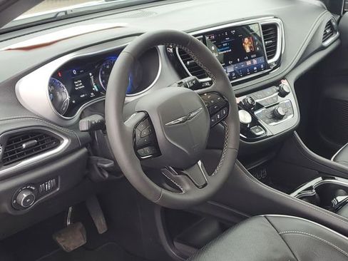 Used 2025 Chrysler Pacifica Limited FWD image 9