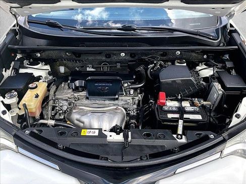 Used 2018 Toyota RAV4 LE FWD image 11