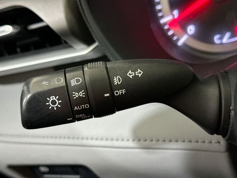 Used 2022 Toyota Highlander LE image 29