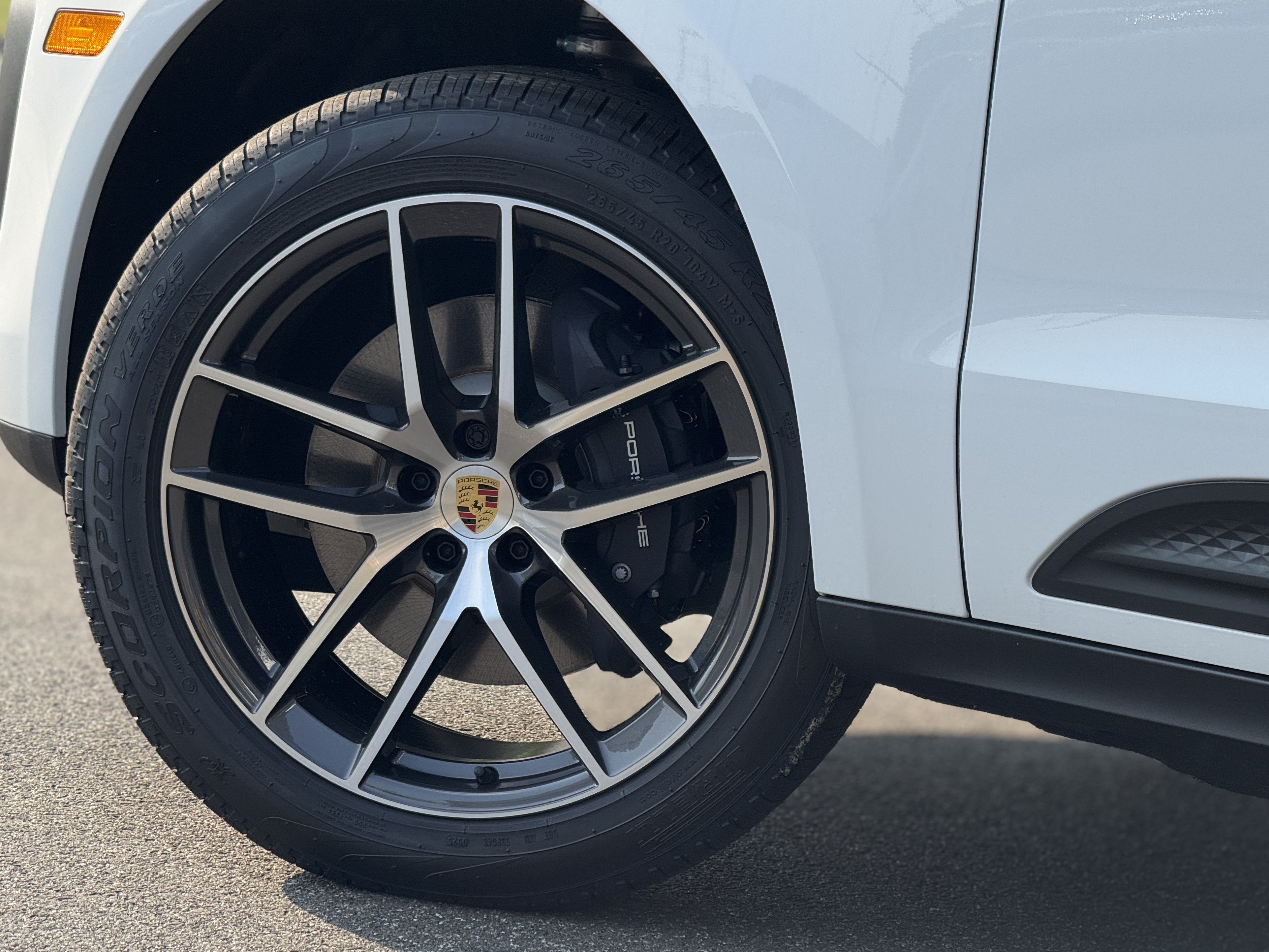 Certified 2025 Porsche Macan AWD/4WD image 18