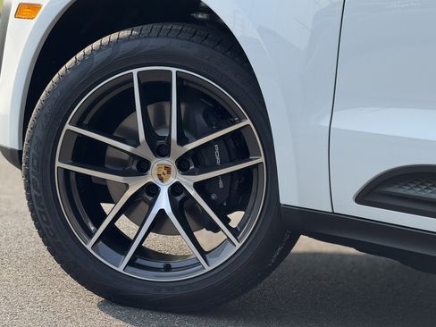 Certified 2025 Porsche Macan AWD/4WD image 18