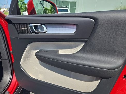 Used 2019 Volvo XC40 T5 Momentum AWD/4WD image 31