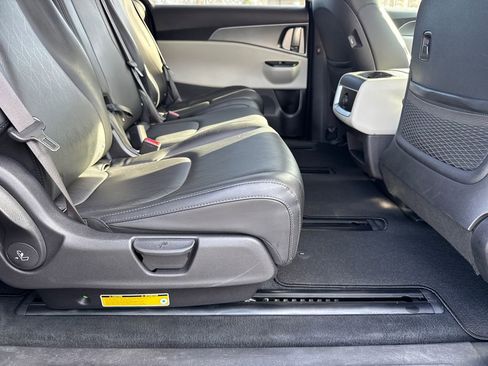 Certified 2023 Kia Carnival LX image 15