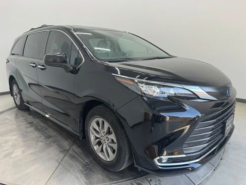 Used 2024 Toyota Sienna XLE w/ XLE Plus Package FWD image 1