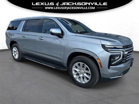 Used 2025 Chevrolet Suburban Premier image 1