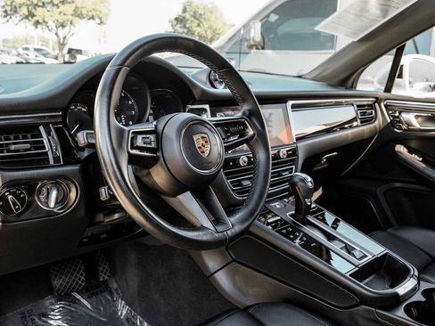 Used 2023 Porsche Macan image 3
