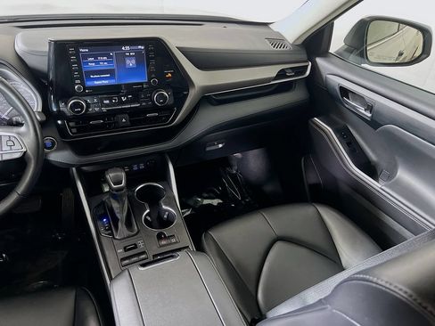 Used 2022 Toyota Highlander XLE AWD/4WD image 20