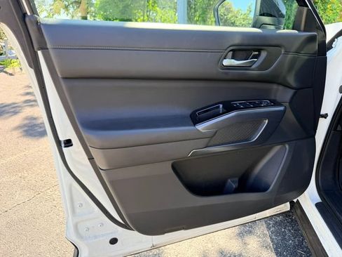 Used 2024 Nissan Pathfinder SL w/ SL Premium Package FWD image 10