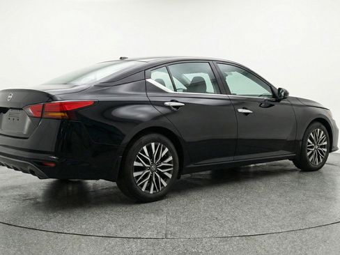 Used 2025 Nissan Altima 2.5 SV image 9