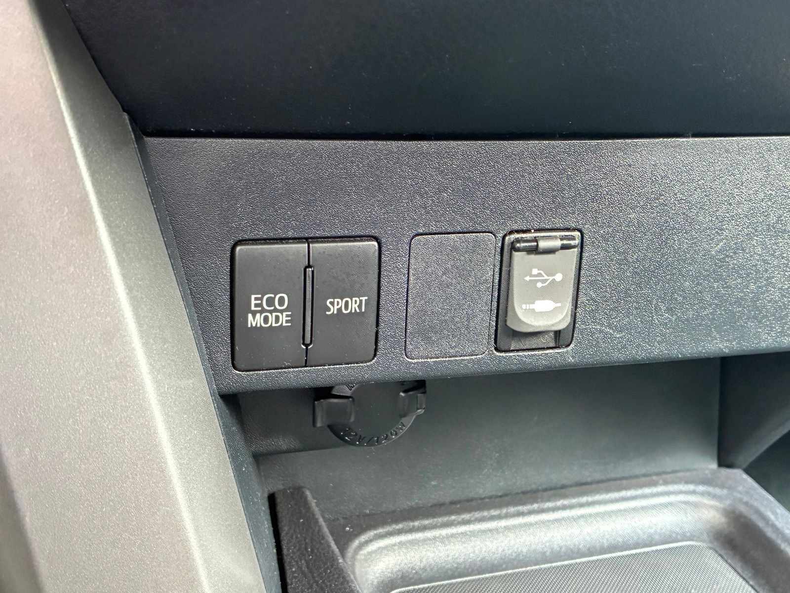 Used 2018 Toyota RAV4 LE FWD image 26