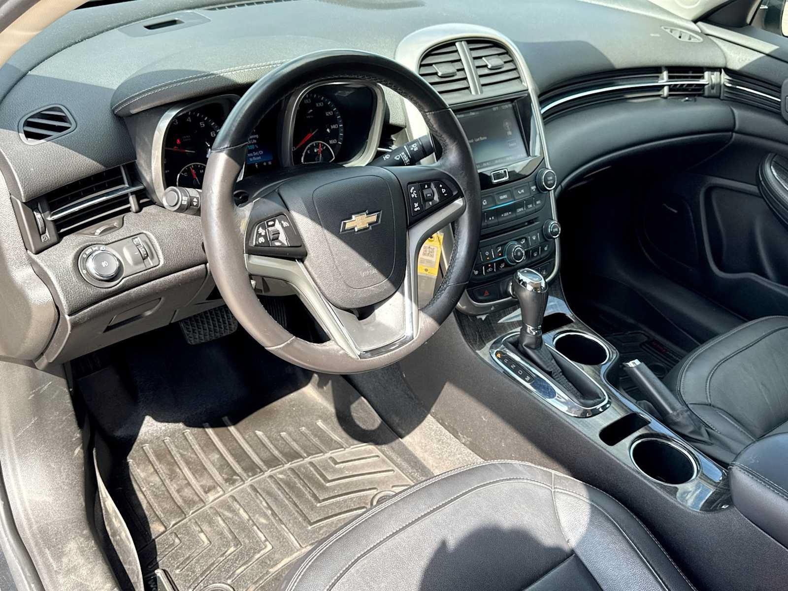 Used 2015 Chevrolet Malibu LT w/ Leather Package FWD image 2