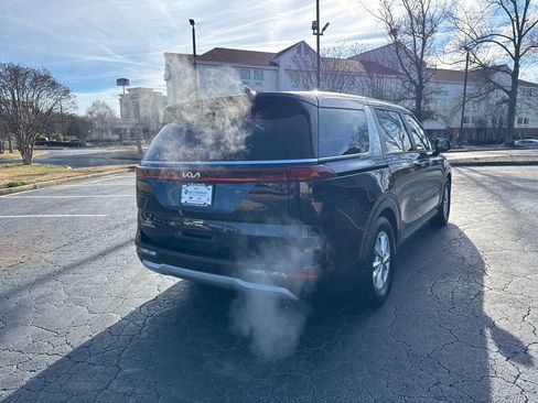Certified 2023 Kia Carnival LX image 3