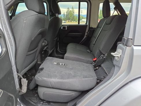 Used 2020 Jeep Wrangler Unlimited Sahara w/ Safety Group AWD/4WD image 33
