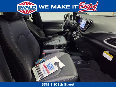 New 2026 Chrysler Pacifica Select image 8