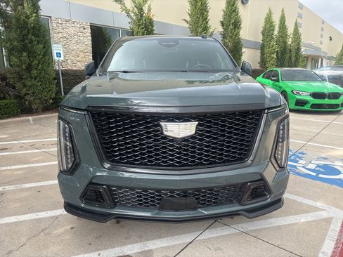 Used 2025 Cadillac Escalade V AWD/4WD image 3