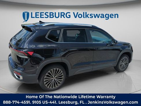 Used 2025 Volkswagen Taos SE FWD image 5