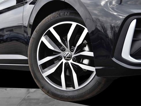 Certified 2025 Volkswagen Jetta SE w/ Sunroof Package image 3