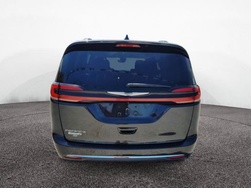 Used 2022 Chrysler Pacifica Touring-L FWD image 6
