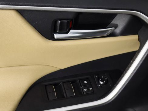 Used 2021 Toyota RAV4 XLE Premium image 21