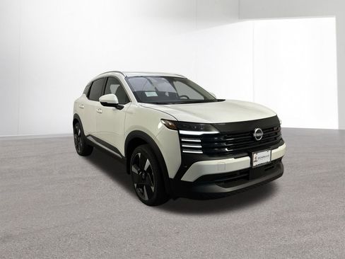 New 2025 Nissan Kicks SR image 3