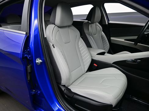 Certified 2025 Hyundai Elantra Limited FWD image 14