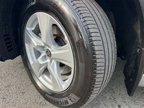 Used 2024 Toyota Highlander LE image 9