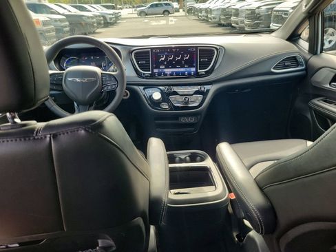 Used 2024 Chrysler Pacifica Limited FWD image 12