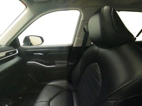 Used 2023 Toyota Highlander XLE image 33