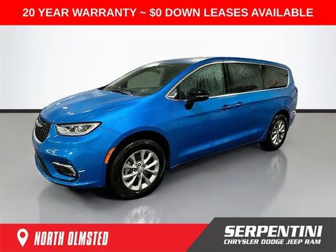 New 2026 Chrysler Pacifica Select AWD/4WD image 1