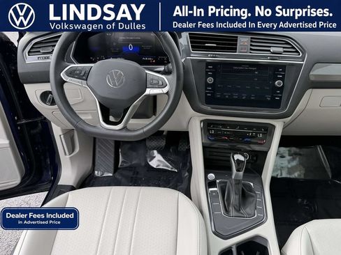 Used 2024 Volkswagen Tiguan SE w/ Panoramic Sunroof Package FWD image 10