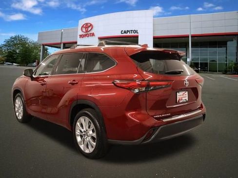 Used 2022 Toyota Highlander Limited FWD image 4
