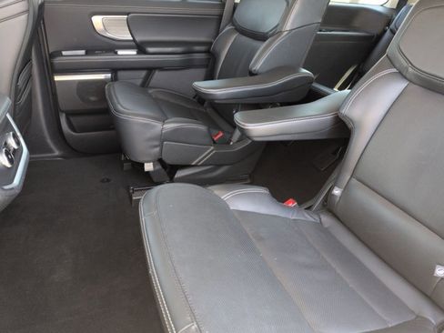 Certified 2025 Ford Expedition Platinum image 19